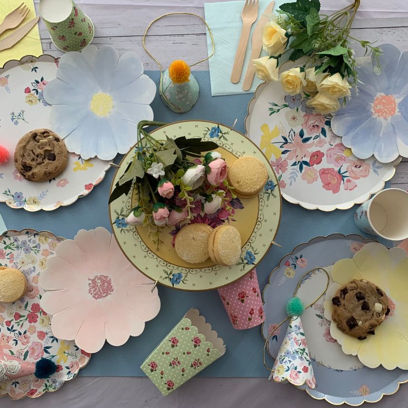 Gorgeous English Garden paper plates in different floral designs by Meri Meri. 8 pack