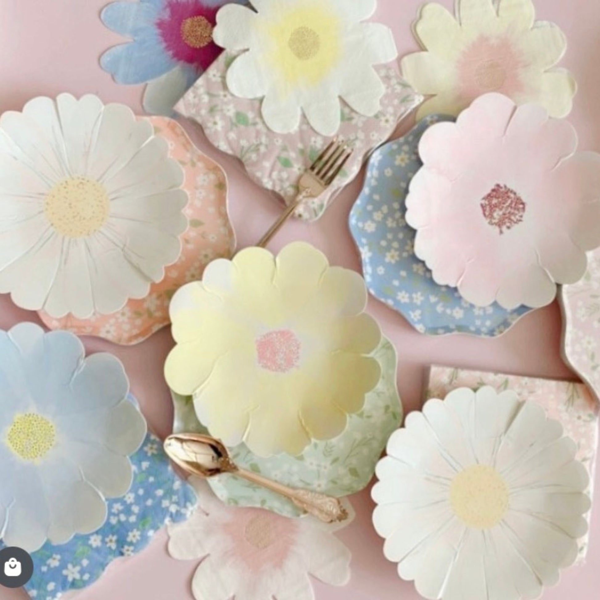 Flower shaped paper plates in pastel colours