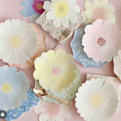 Flower shaped paper plates in pastel colours