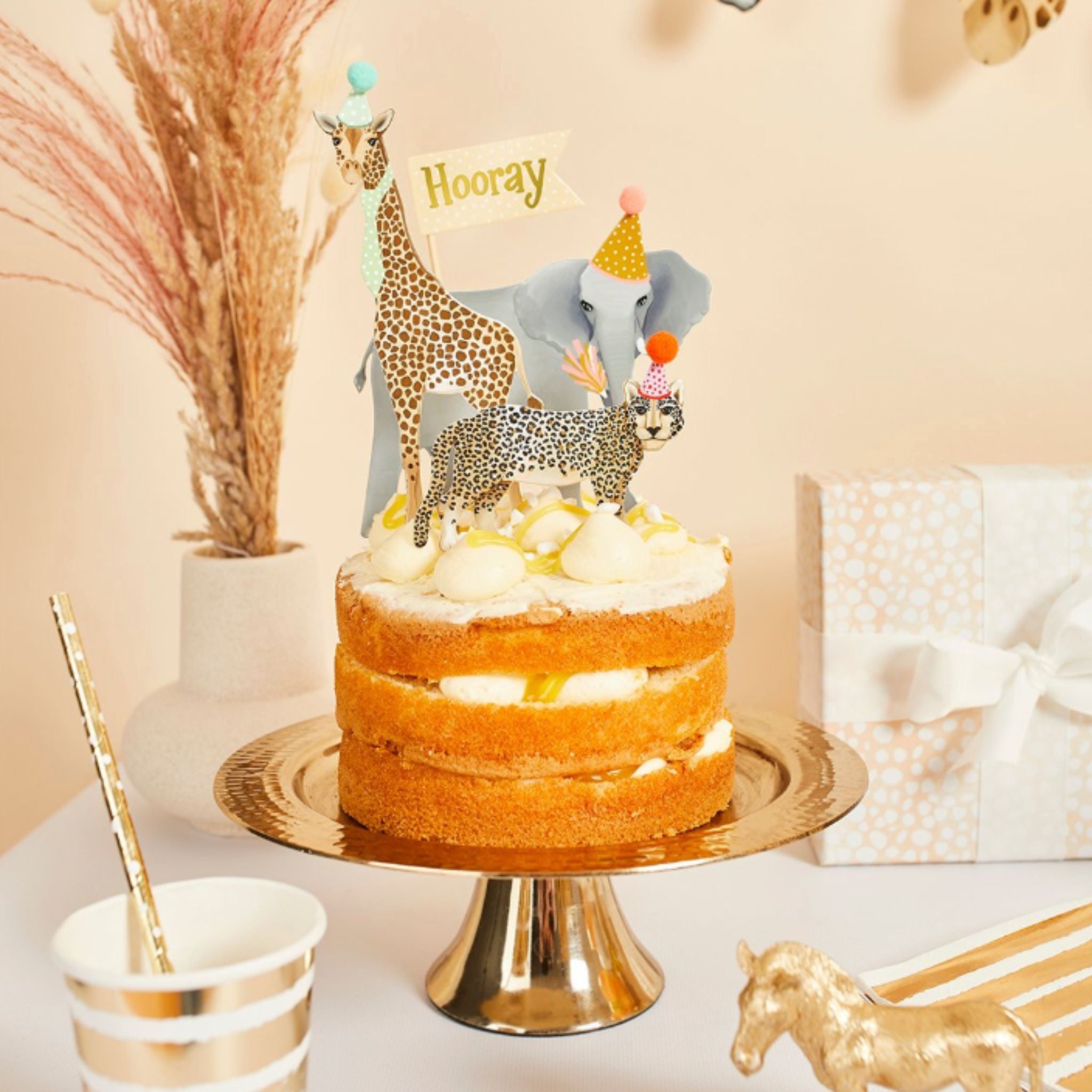 Animal cake toppers with giraffe, elephant and leopard with pom poms